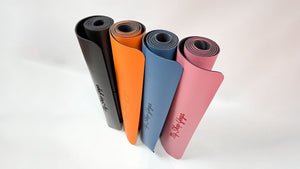 Présentation verticale de 4 tapis de yoga en caoutchouc naturel - ARAN  en 4 coloris noir orange bleu rose - Collection Tapis de Yoga - My Shop Yoga
