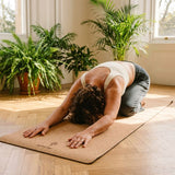 Tapis de yoga Ecoa en liège et EPDM utilisé pour la posture de l'enfant-Balasana.