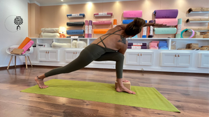 Vue de la Boutique Atelier de My Shop Yoga avec une yogini. En fond les produits de la boutique My Shop Yoga. A retrouver ici sur le site My Shop Yoga