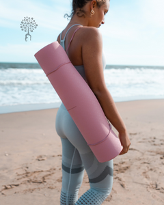 Tapis de yoga Jewali-Femme avec legging et brassière modèle Sagar - Vue plage mer - My Shop Yoga