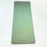 Jukkal XL - Tapis de Yoga TPE double couche -  vue de face verte déroulé avec lignes de positions et les 7 chakras - My Shop Yoga