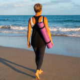 Jukkal XL - tapis de yoga tpe-femme yogini tapis sur l'épaule marchant sur la plage bord de mer- tapis en colori violet / noir 