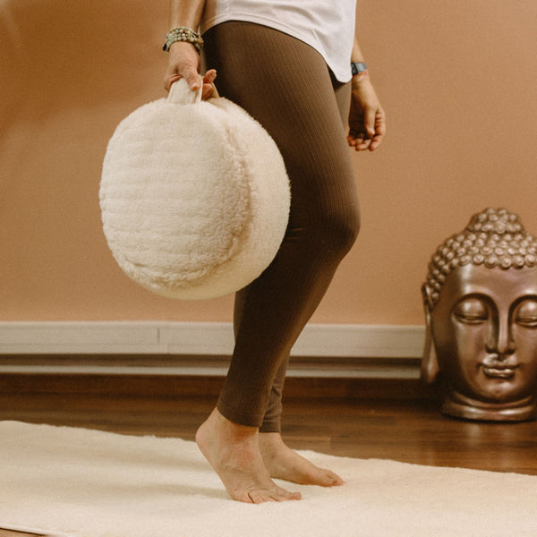 Laira - Coussin de Méditation en Laine tenu par l'anse de portage - My Shop Yoga