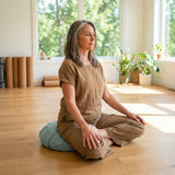 une femme  médite sur Luna coussin de méditation en demi-lune - my shop yoga