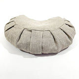 Coussin de méditation Luna en chanvre, forme demi-lune, vue assise arrière, texture naturelle et compacte- my shop yoga