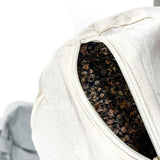 Vue intérieure du bolster de yoga NIRU – Housse en coton zippée remplie de cosses de sarrasin naturelles- my shop yoga