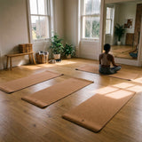 Tapis de yoga Ecoa en liège installés dans un studio de yoga