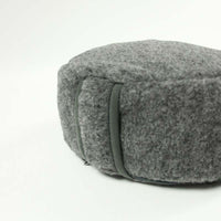 Laira - Coussin Rond Méditation - Laine - Gris Foncé- vue anse portage - My Shop Yoga